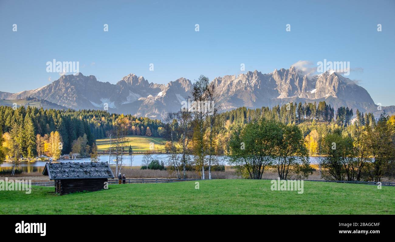 Il lago Schwarzsee vicino a Kitzbühel è un lago di brughiera con acque scure che raggiungono temperature di 27°C in estate, rendendolo il lago più caldo del Tirolo Foto Stock