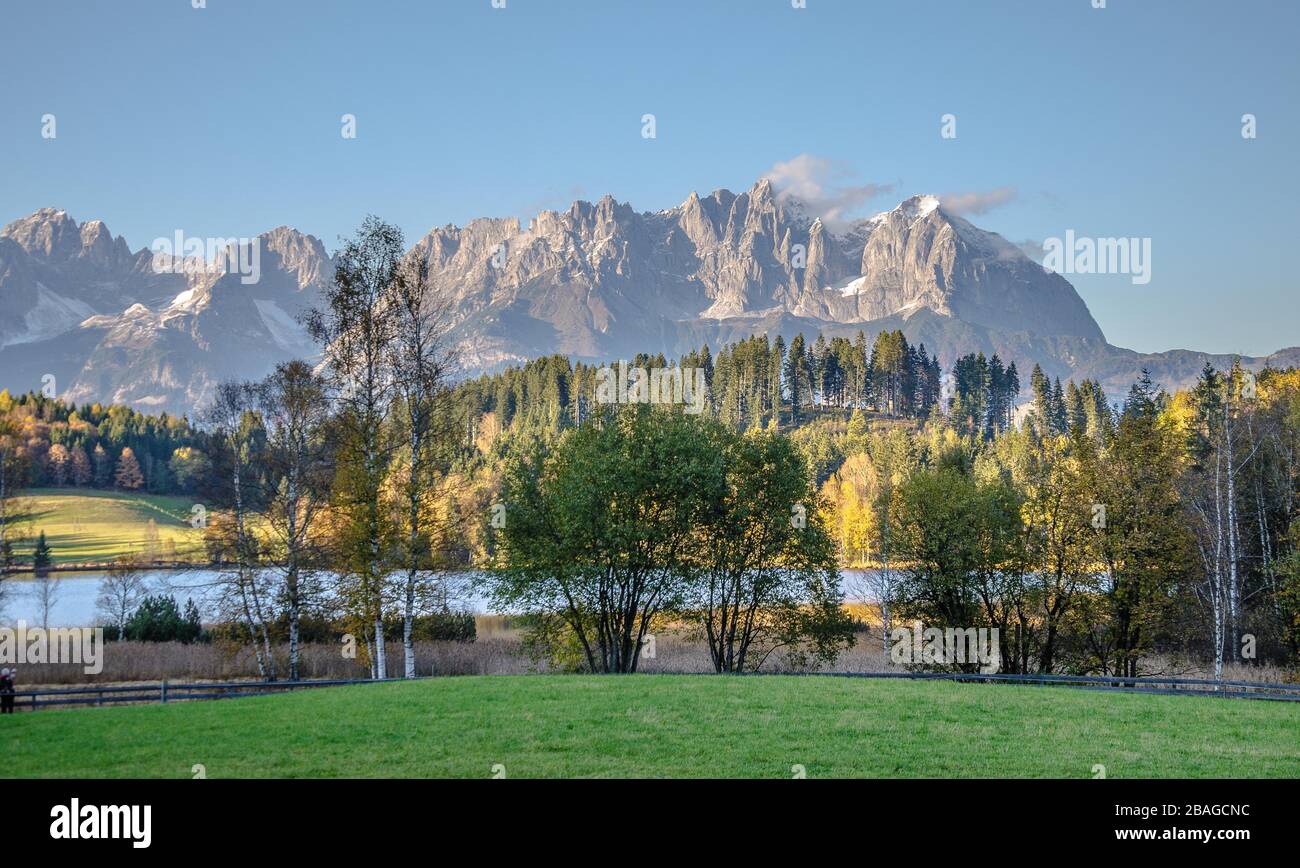 Il lago Schwarzsee vicino a Kitzbühel è un lago di brughiera con acque scure che raggiungono temperature di 27°C in estate, rendendolo il lago più caldo del Tirolo Foto Stock