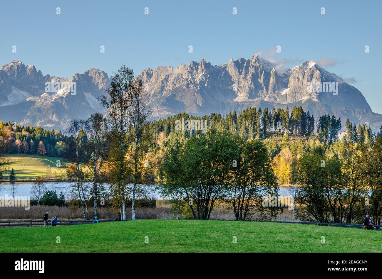 Il lago Schwarzsee vicino a Kitzbühel è un lago di brughiera con acque scure che raggiungono temperature di 27°C in estate, rendendolo il lago più caldo del Tirolo Foto Stock