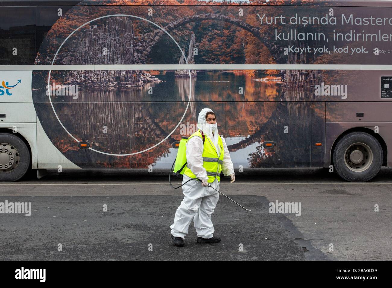 I team affiliati al comune metropolitano di Istanbul svolgono le loro attività di disinfezione a causa del coronavirus negli autobus di Kadikoy Foto Stock