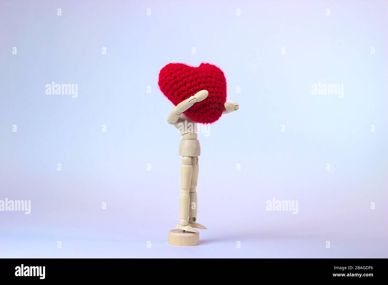 Uomini con grande cuore rosso in mani concetto Foto Stock