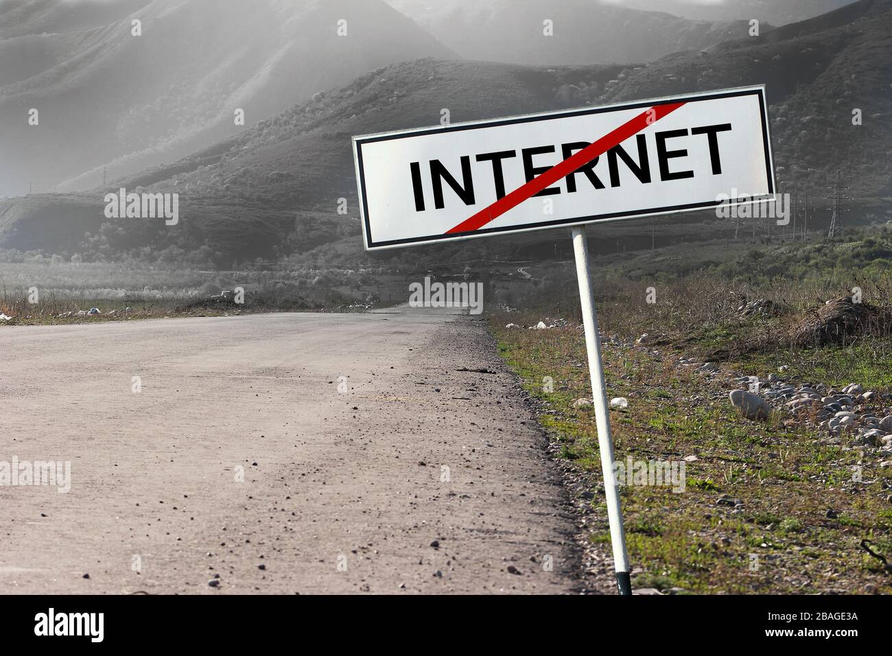 Strada e strada segno barrato fuori parola 'INTERNET '. Foto Stock