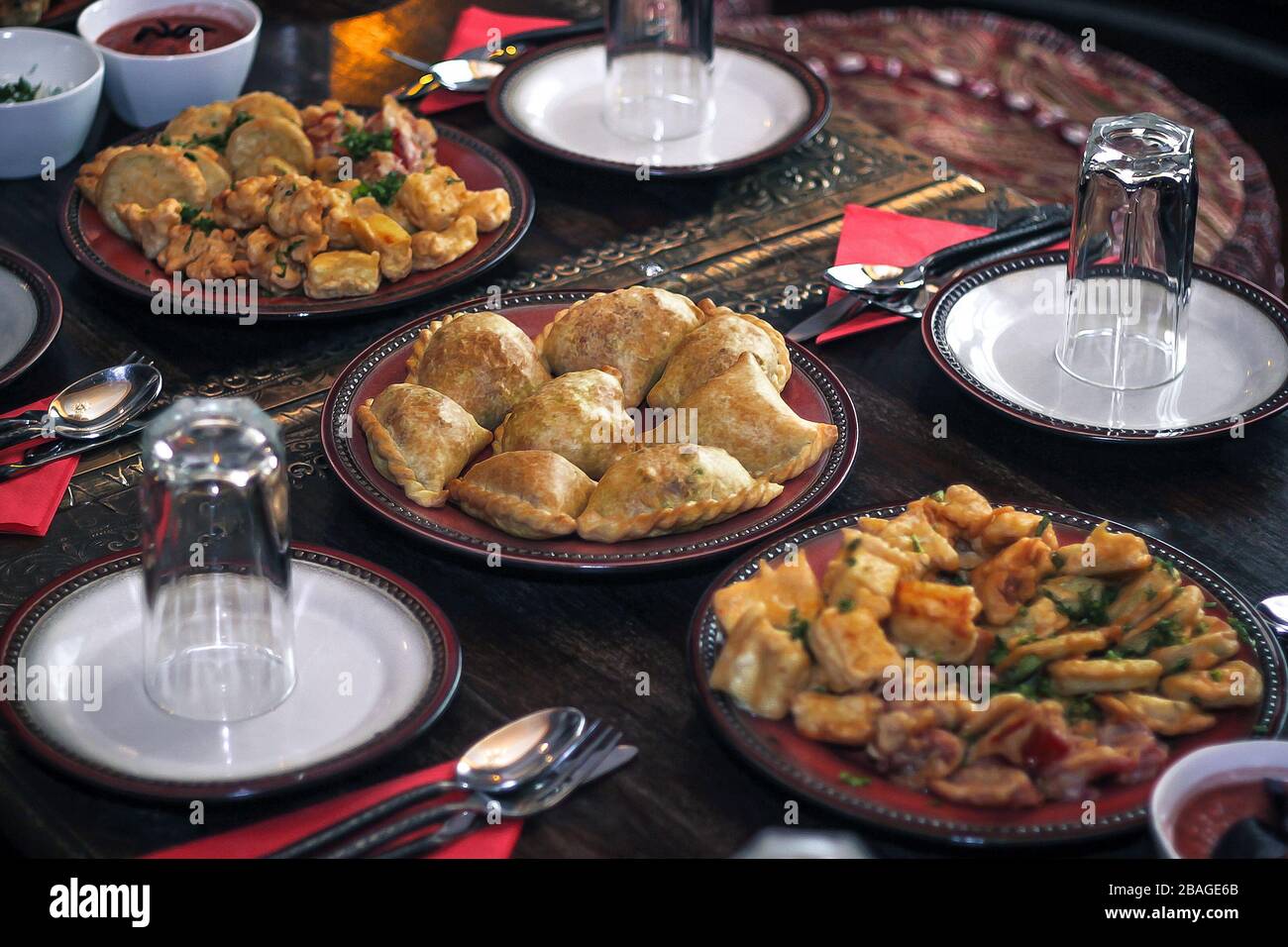 Samosa su un tavolo servito medio orientale Foto Stock