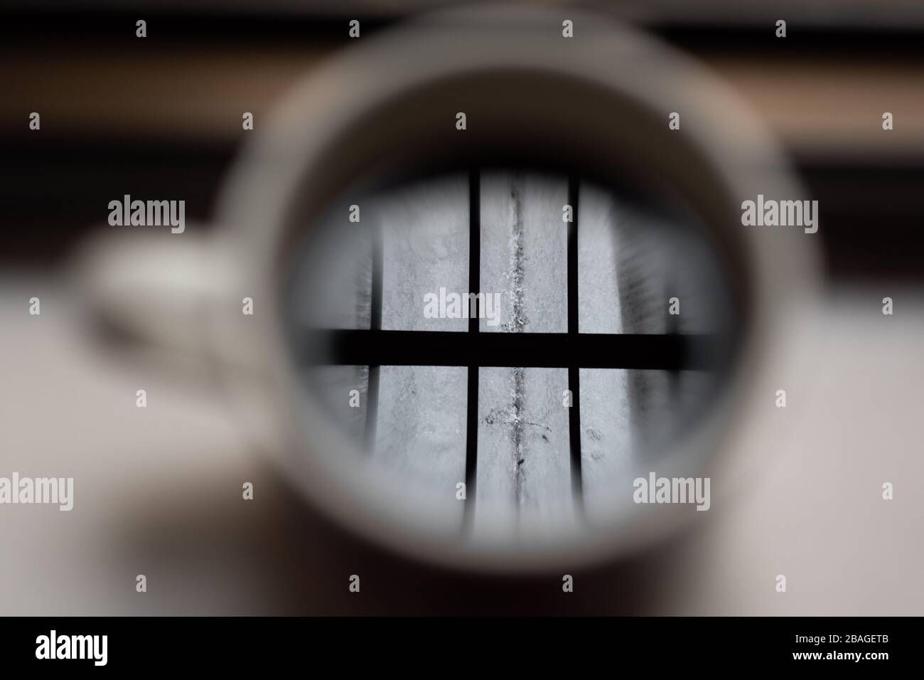 Bere caffè durante la quarantena che riflette una prigione Foto Stock