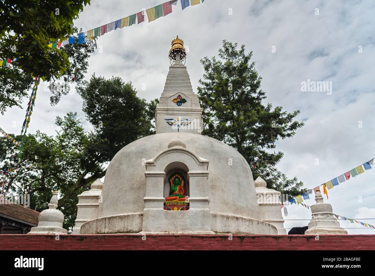 KATHMANDU, NEPAL - AGOSTO, 24 2018: Swayambhunath Stupa o tempio delle scimmie - Kathmandu Valley, Nepal - un sito dichiarato dall'UNESCO Foto Stock