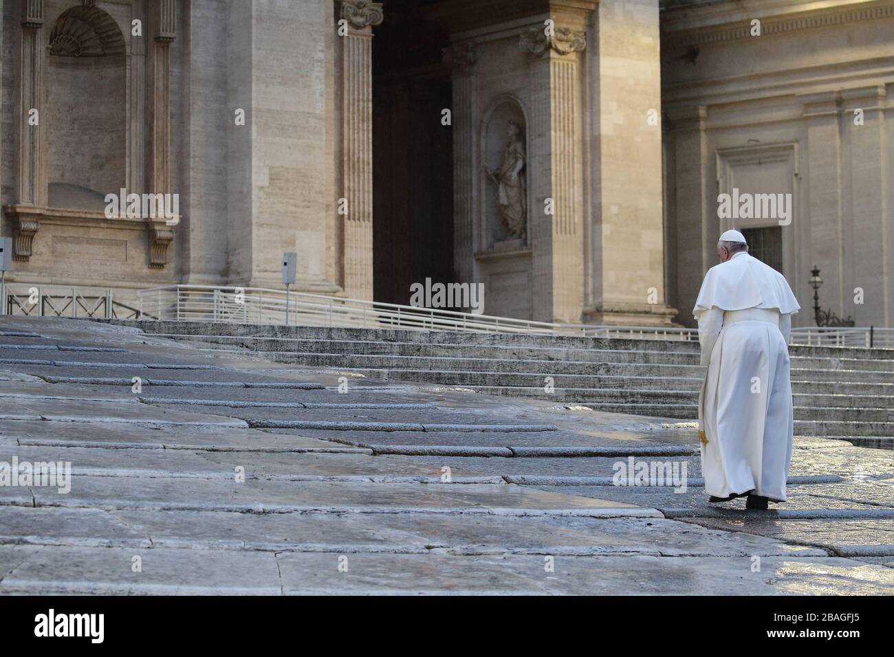 Città del Vaticano, Città del Vaticano. 27 marzo 2020. Papa Francesco prega sul sagrato di Piazza San Pietro per consegnare al mondo una speciale Benedizione Urbi et Orbi, il 27 marzo 2020 nella Città del Vaticano. Papa Francesco pregò in una piazza vuota di San Pietro in risposta alla pandemia di coronavirus in corso. Il Pontefice ha pregato di fronte all'icona "Salus Populi Romani" e al crocifisso di San Marcello, posto di fronte alla porta centrale della Basilica di San Pietro. Foto di Stefano Spaziani/UPI Credit: UPI/Alamy Live News Foto Stock