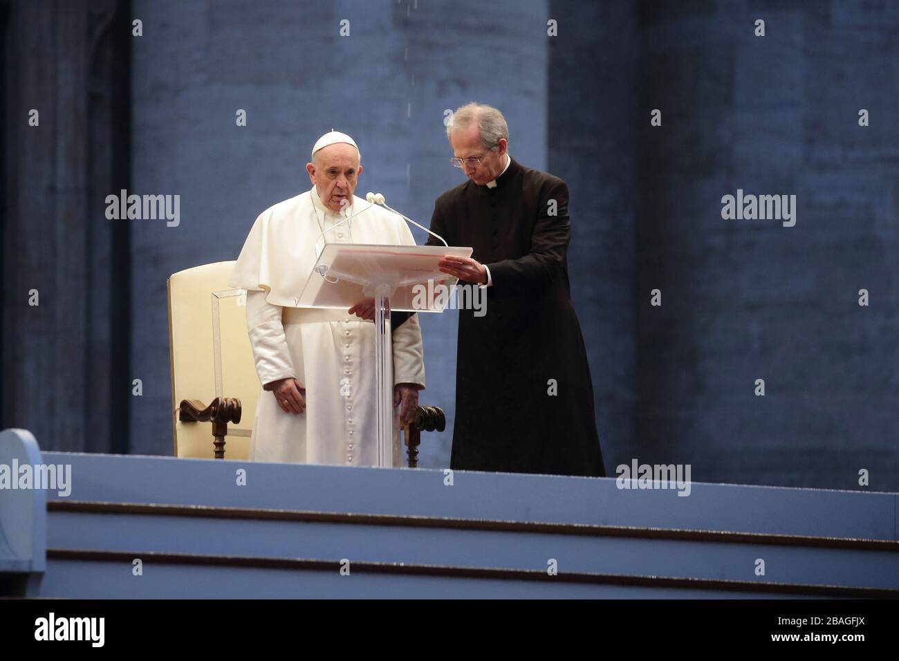 Città del Vaticano, Città del Vaticano. 27 marzo 2020. Papa Francesco prega sul sagrato di Piazza San Pietro per consegnare al mondo una speciale Benedizione Urbi et Orbi, il 27 marzo 2020 nella Città del Vaticano. Papa Francesco pregò in una piazza vuota di San Pietro in risposta alla pandemia di coronavirus in corso. Il Pontefice ha pregato di fronte all'icona "Salus Populi Romani" e al crocifisso di San Marcello, posto di fronte alla porta centrale della Basilica di San Pietro. Foto di Stefano Spaziani/UPI Credit: UPI/Alamy Live News Foto Stock