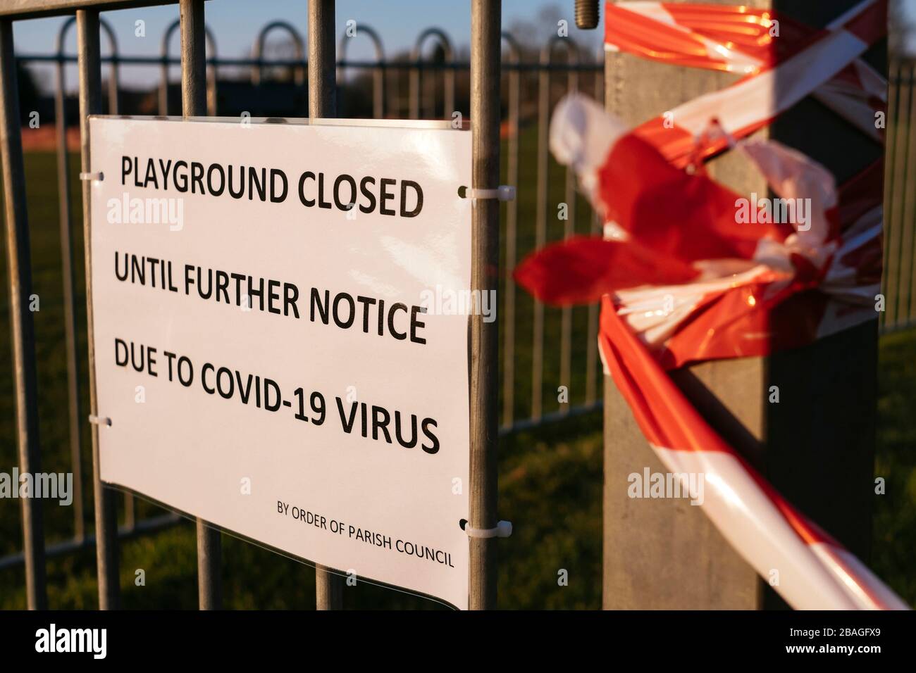 Un parco giochi per bambini a Bugbrooke, Northamptonshire è chiuso a causa del virus Covid-19 Foto Stock