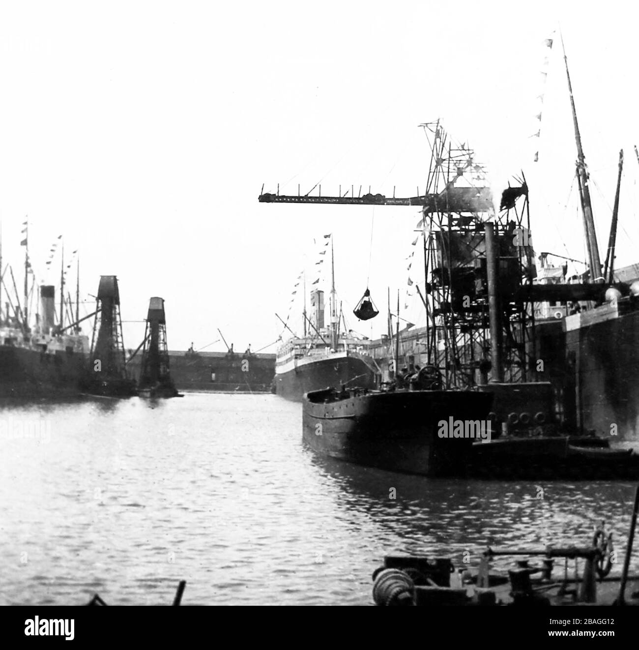 Nave da carico con gru a vapore, Liverpool Docks, primi del 1900 Foto Stock