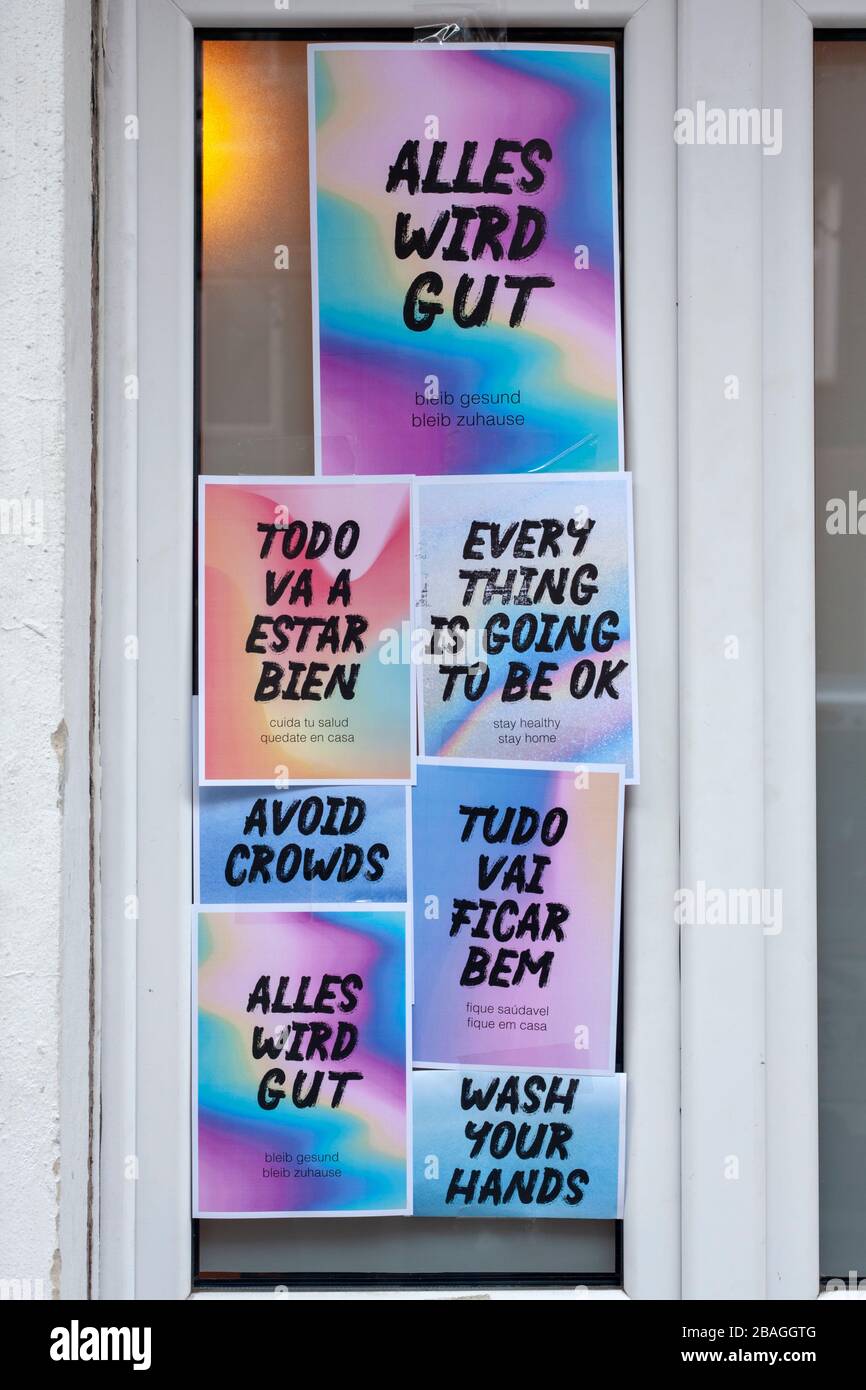 Alles Wird Gut Tutto Sta Andando Essere Ok Todo Va A Estar Bien Covid19 Messaggio Muro Foto Stock Alamy