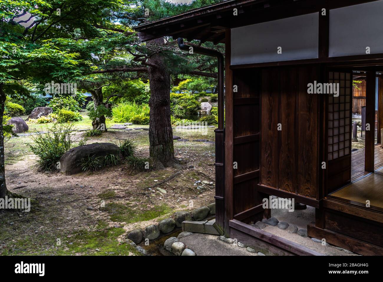 Il giardino del Takayama Jinya, l'ex casa del governatore della provincia di Hida, ora aperto al pubblico come museo, Takayama, Giappone Foto Stock