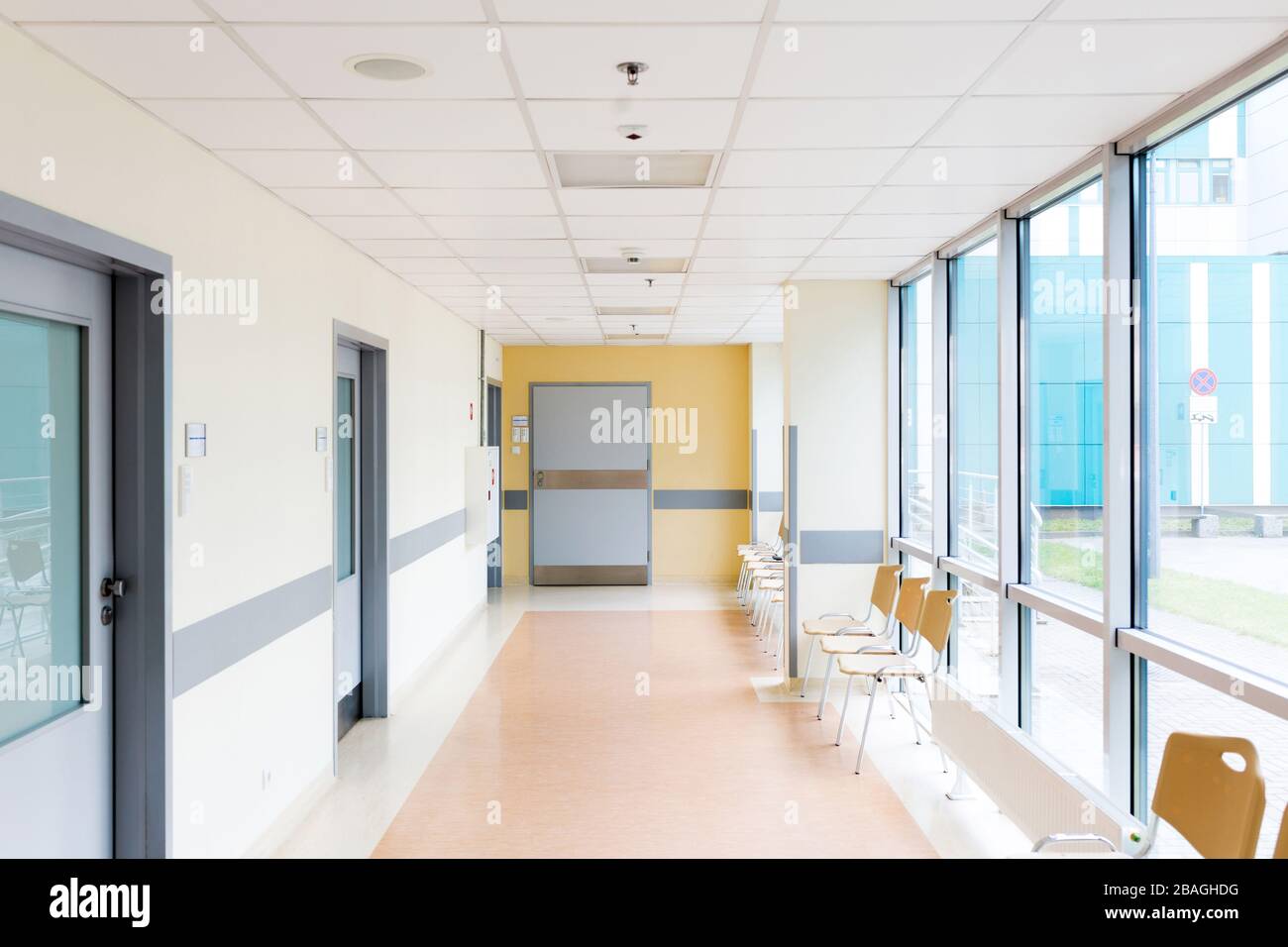 Scatto di un corridoio vuoto di un ospedale moderno Foto Stock