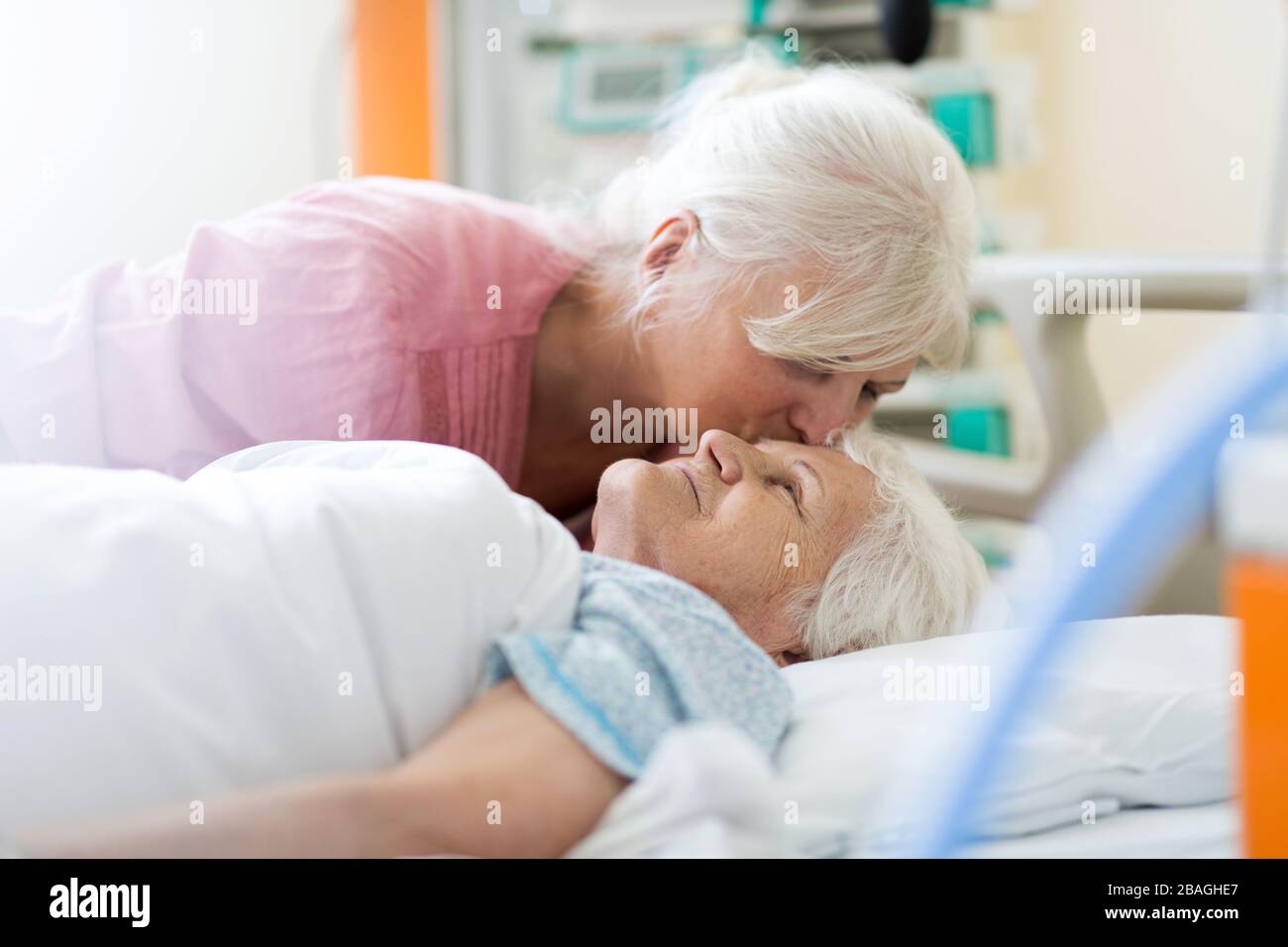 Figlia che visita sua madre in ospedale Foto Stock