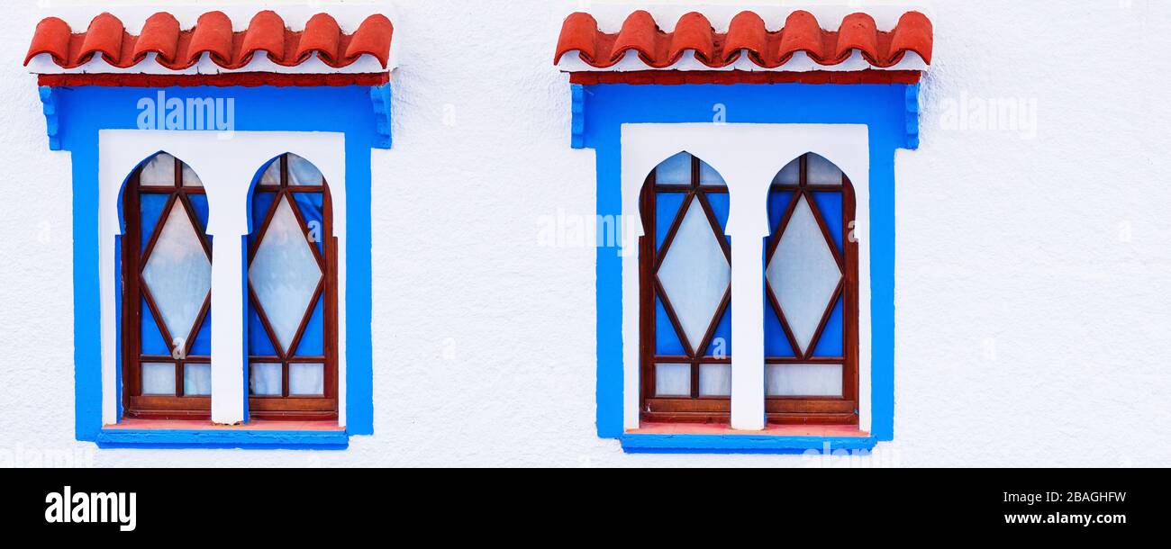 Due finestre in stile marocchino, Chefchaouen, Marocco Foto Stock