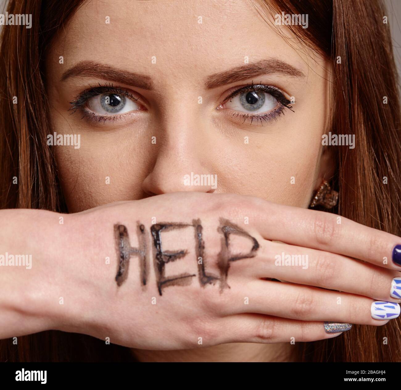 Aiutami il ritratto psicologico delle grida della donna per aiuto con l'iscrizione dipinta sulla sua mano. Paura, dolore, depressione concetto Foto Stock