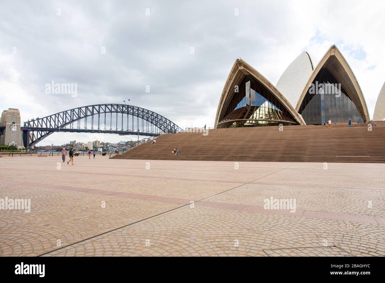 La malattia del coronavirus ed il rischio di trasmissione mantengono turisti e visitatori lontani dalla Sydney Opera House, in Australia, solitamente affollata Foto Stock