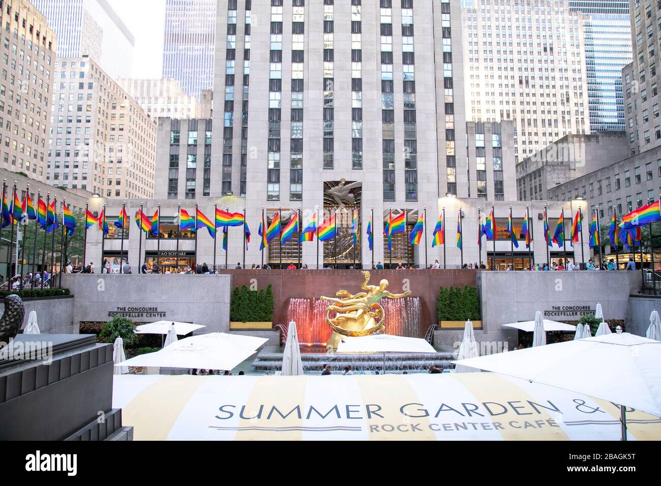 Bandiere di orgoglio gay al Rockefeller Center, New York City. Foto Stock