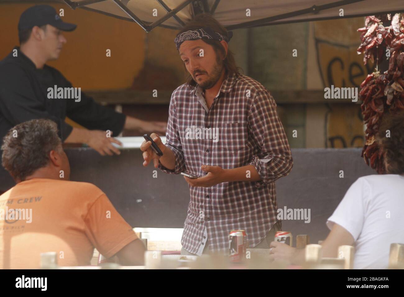 Diego luna comiendo tacos y bebiendo en una comida durante una fiesta privada en restaurante mexicano en Hemotillo sonora acompañado con el directo Foto Stock