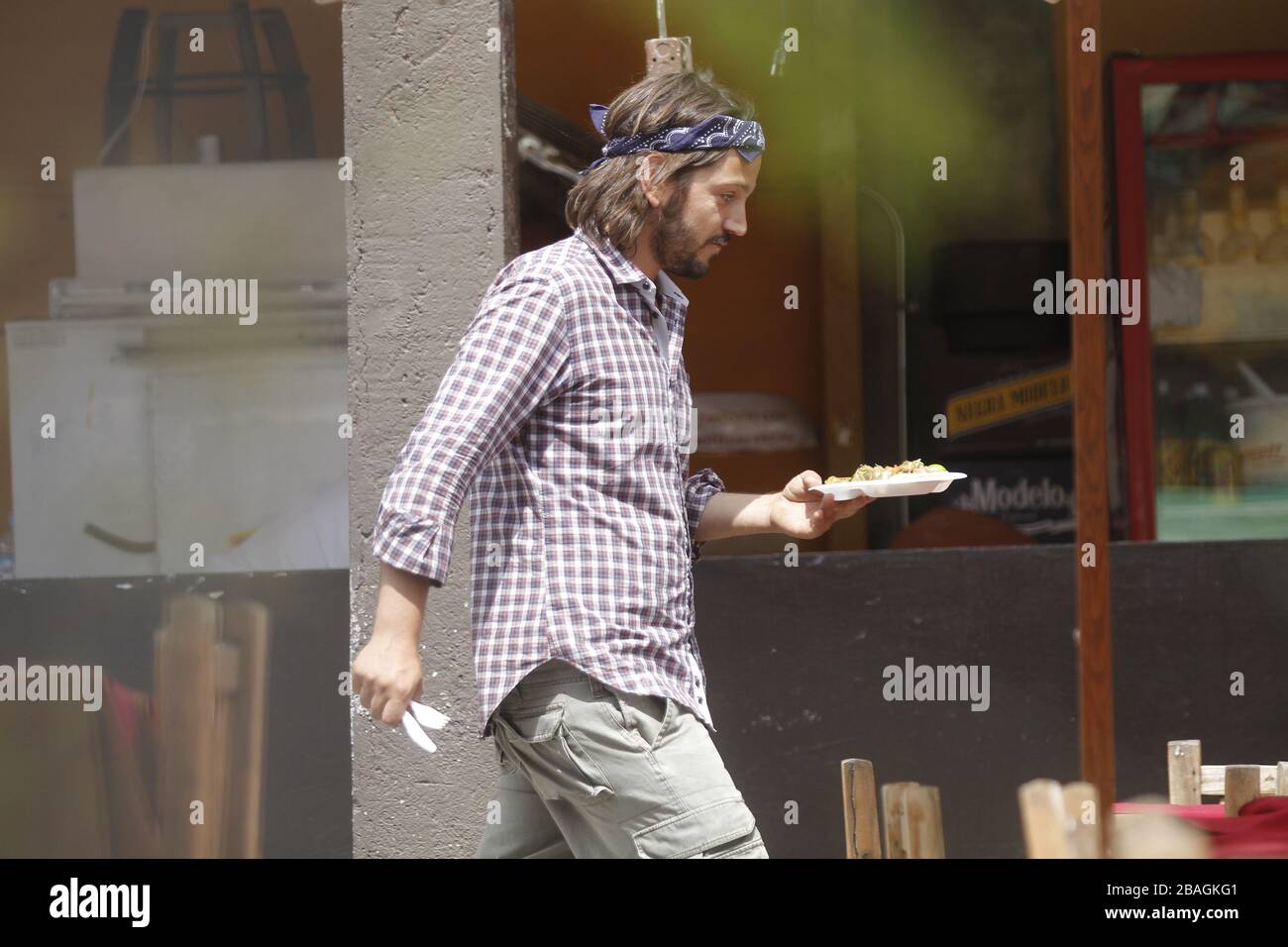 Diego luna comiendo tacos y bebiendo en una comida durante una fiesta privada en restaurante mexicano en Hemotillo sonora acompañado con el directo Foto Stock