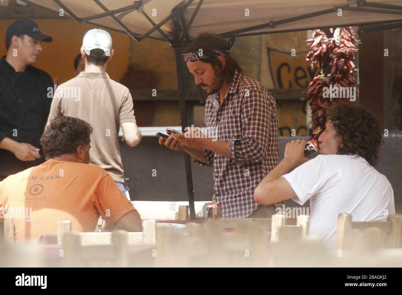 Diego luna comiendo tacos y bebiendo en una comida durante una fiesta privada en restaurante mexicano en Hemotillo sonora acompañado con el directo Foto Stock