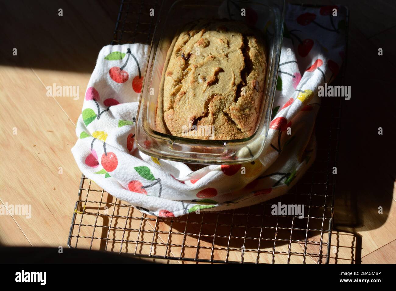 Fotografia di pane fatto in casa appena sfornato su una griglia di raffreddamento. Pane veloce. Pane alla banana con patatine al cioccolato. Foto Stock