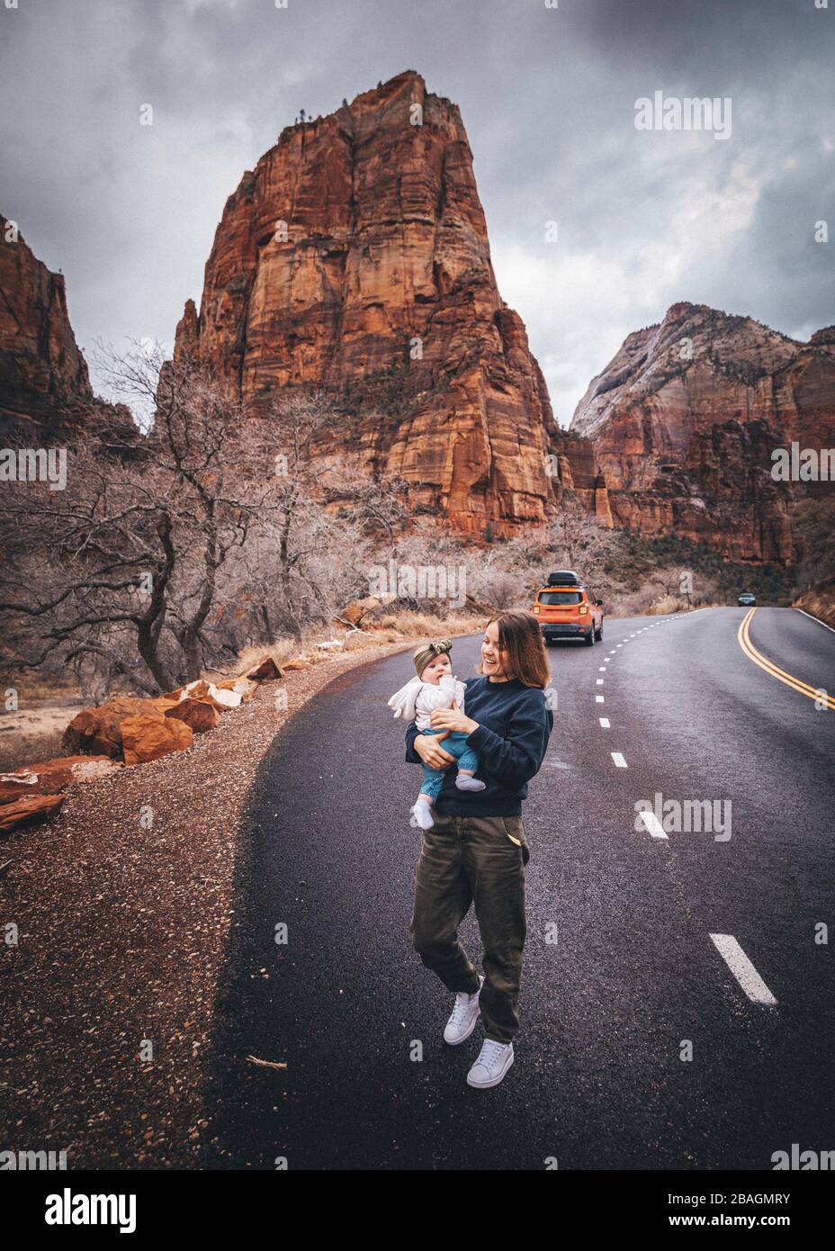 Una donna con un bambino cammina nel Parco Nazionale di Zion, Utah Foto Stock