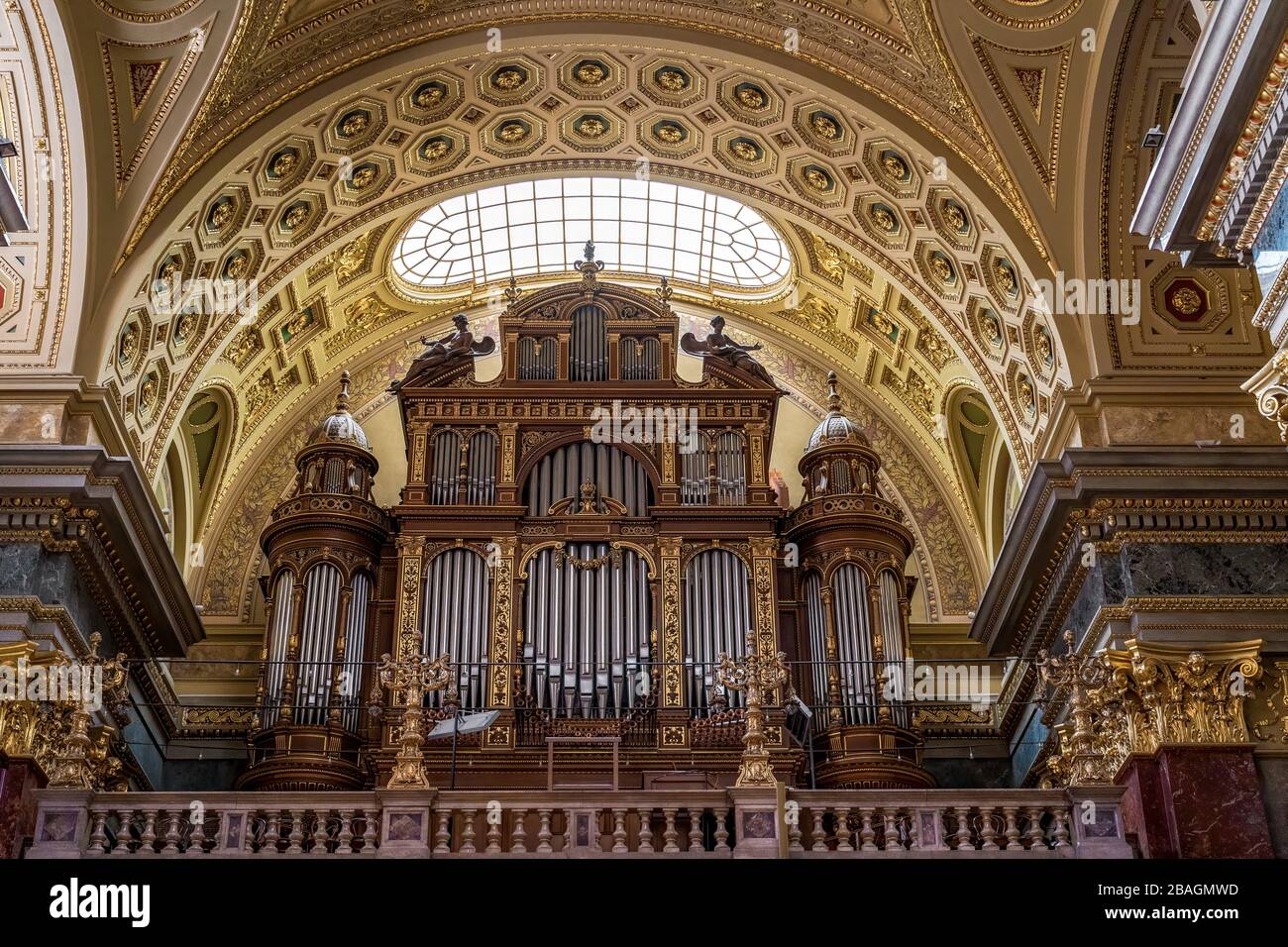 Interno della Basilica di Santo Stefano,Cattedrale.Budapest,Ungheria. L'organo riccamente decorato. Foto Stock