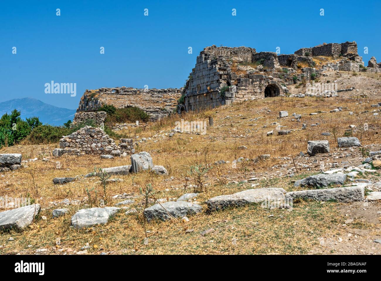 Antica città greca Miletus sulla costa occidentale dell'Anatolia, Turchia, in una giornata estiva soleggiata Foto Stock