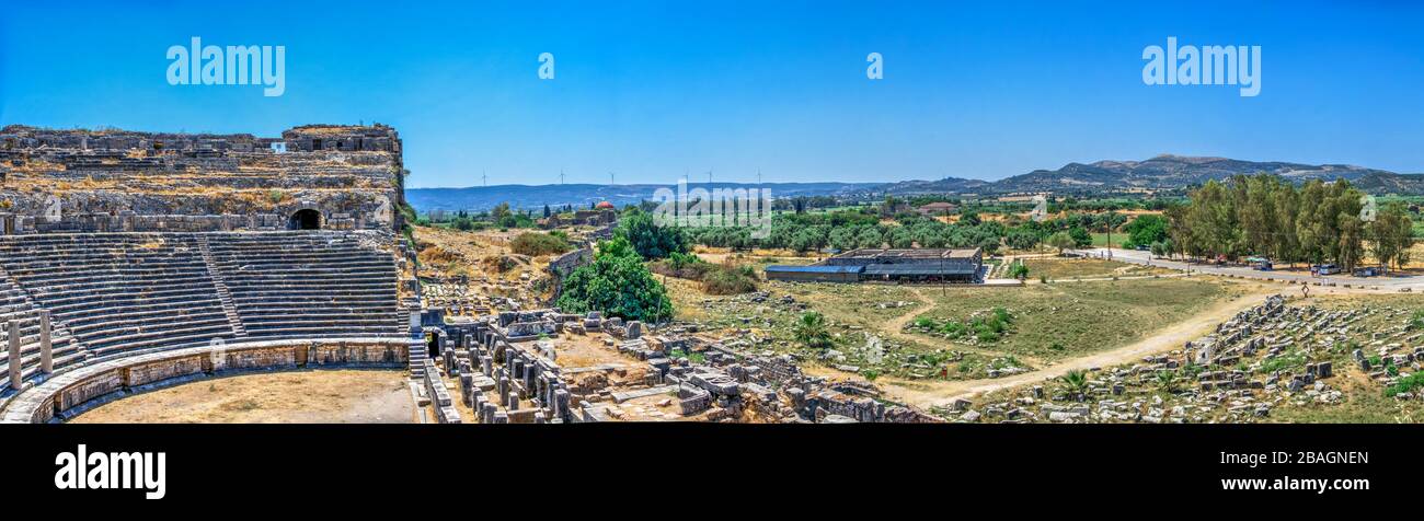 Antica città greca Miletus sulla costa occidentale dell'Anatolia, Turchia, in una giornata estiva soleggiata Foto Stock
