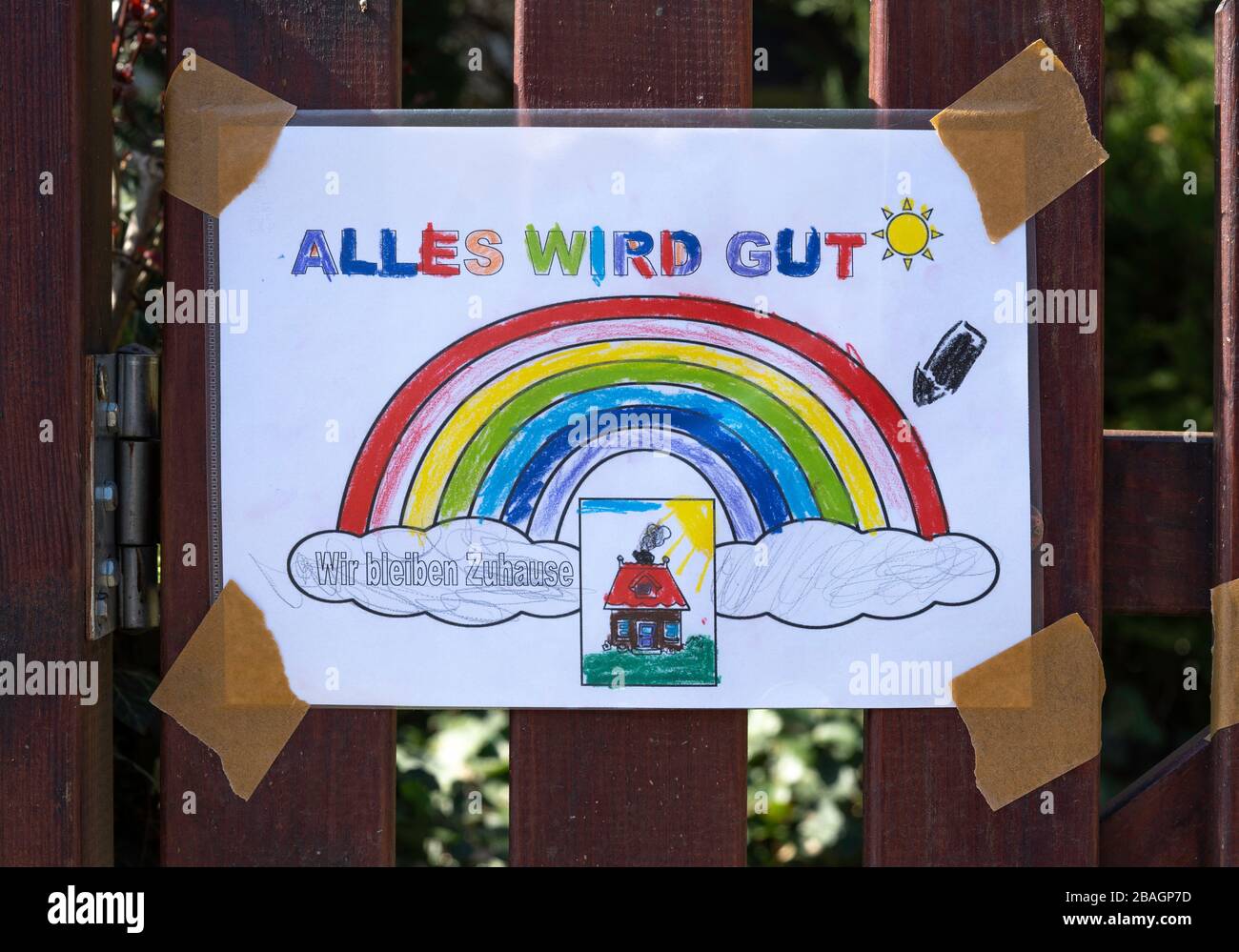 Tutto andrà bene – il bambino che si sta tirando in giardino a causa della crisi del Corona a Francoforte in Germania Foto Stock