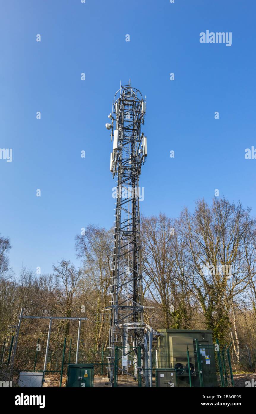 Rete di telefonia mobile trasmissione e ricezione tecnologia di trasmissione: Telecomunicazioni torre, Woking, Surrey, sud-est Inghilterra Foto Stock