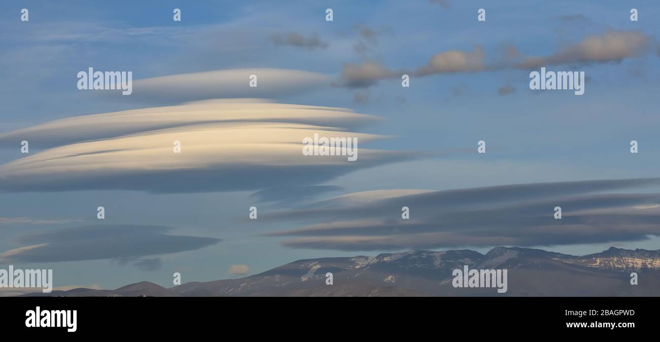 Enormi nuvole lenticolari bianche sulla Sierra Nevada a Granada Foto Stock