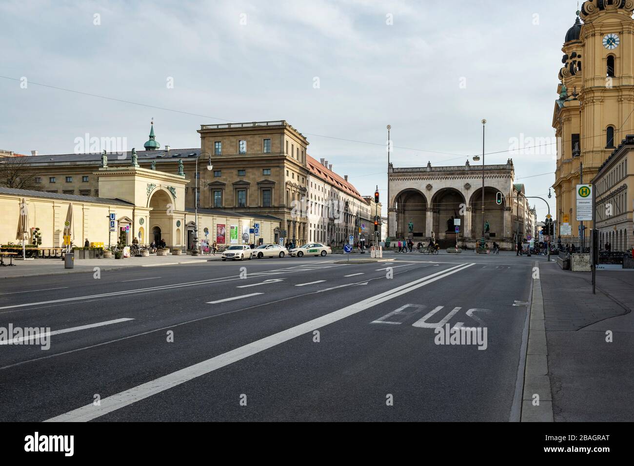 Baviera-Monaco-Germania, 27. Marzo 2020: Strade vuote a Odeonsplatz, Monaco di Baviera a causa della chiusura a causa del virus corona Foto Stock