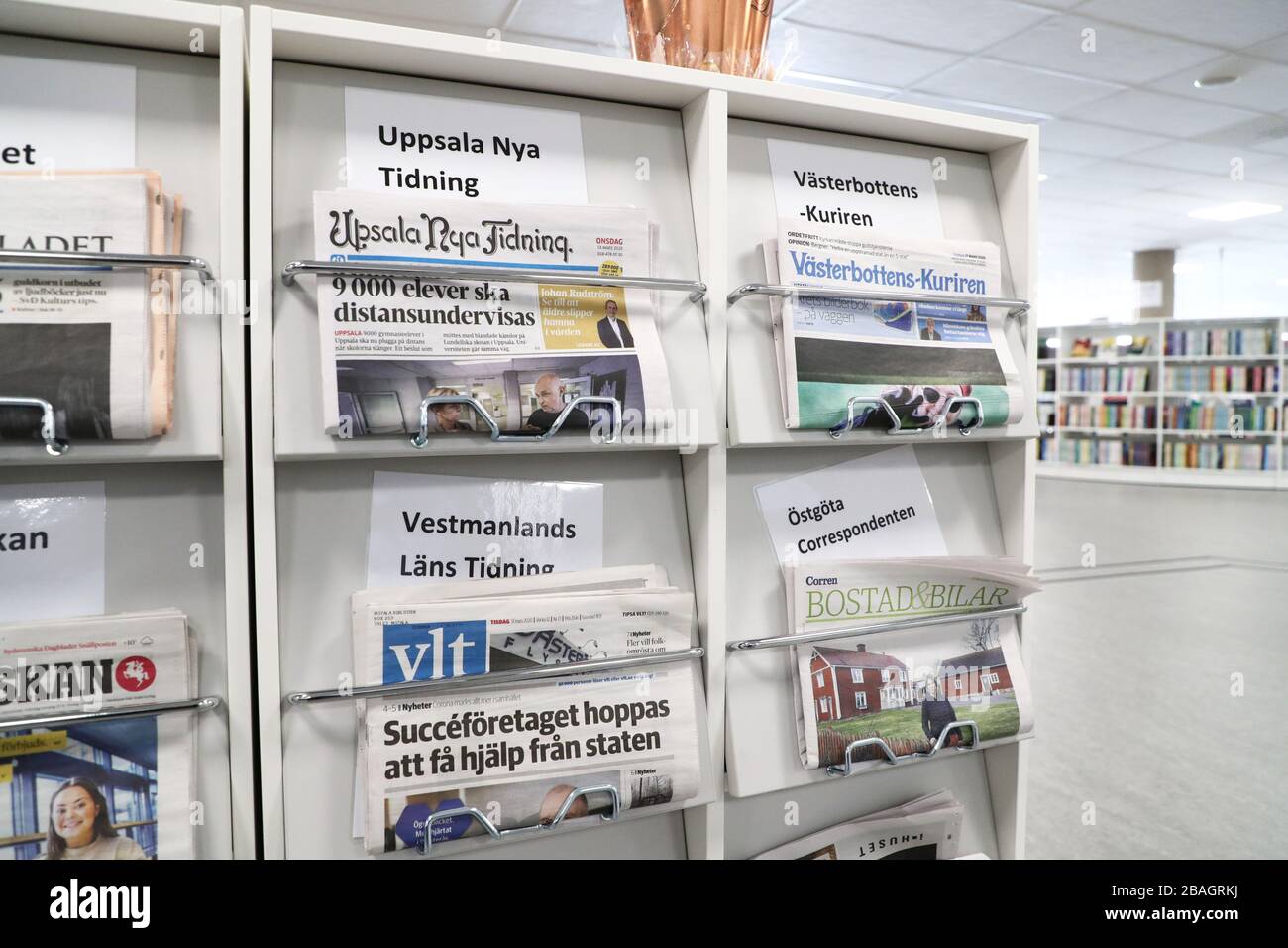 Motala, Svezia 20200319 immagine di giornali in una biblioteca. Diversi gruppi di media hanno già visto enormi perdite di entrate pubblicitarie in relazione alla pandemia. Foto Jeppe Gustafsson Foto Stock
