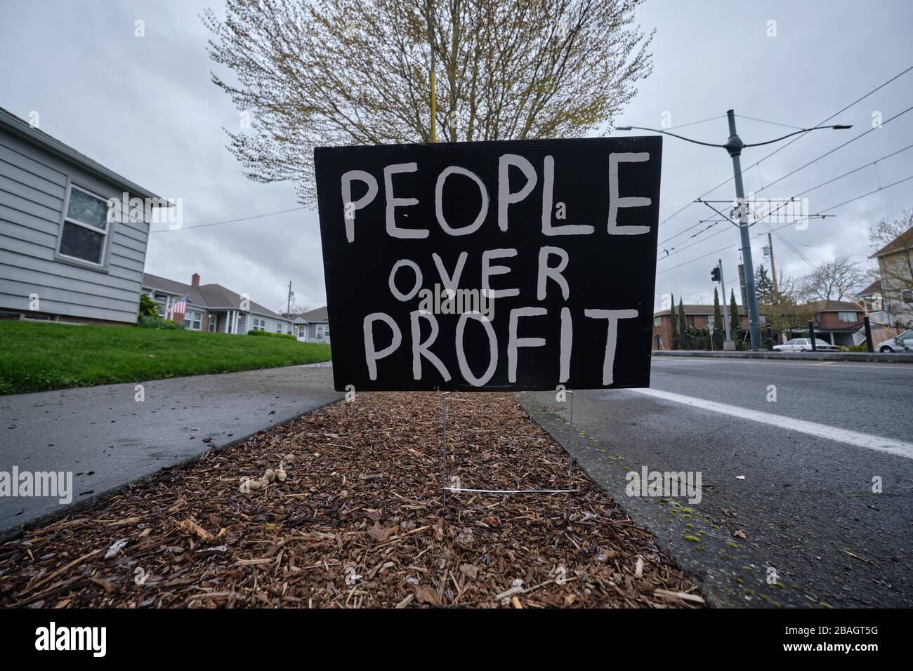 Portland, Stati Uniti. 27 marzo 2020. Un segno che chiede alle persone sopra il profitto illustrato sulla North Interstate Avenue a Portland, Ore., il 27 marzo 2020, come lo Stato continua a sollecitare l'importanza di misure più severe di distanza sociale per combattere il romanzo coronavirus. (Foto di Alex Milan Tracy/Sipa USA) Credit: Sipa USA/Alamy Live News Foto Stock