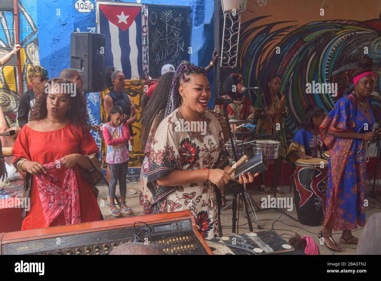 Batte afro-cubane a Callejon de Hamel, l'Avana, Cuba Foto Stock
