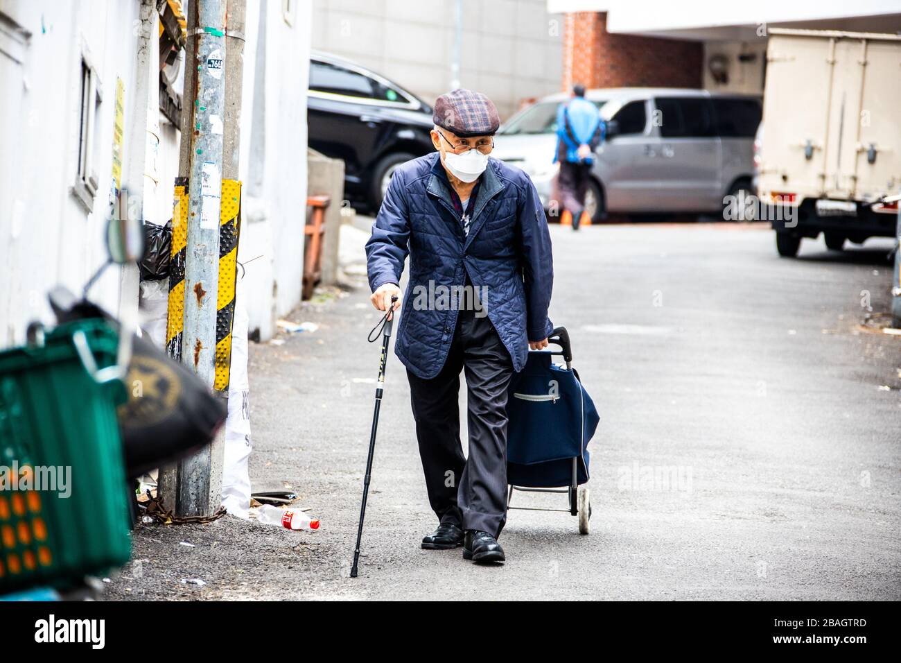 Uomo anziano che indossa una maschera protettiva durante la pandemia di Coronavirus a Seoul, Corea del Sud Foto Stock