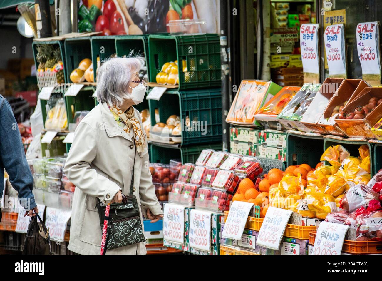 Donna anziana che indossa una maschera durante la pandemia di Coronavirus, Seoul, Corea Foto Stock