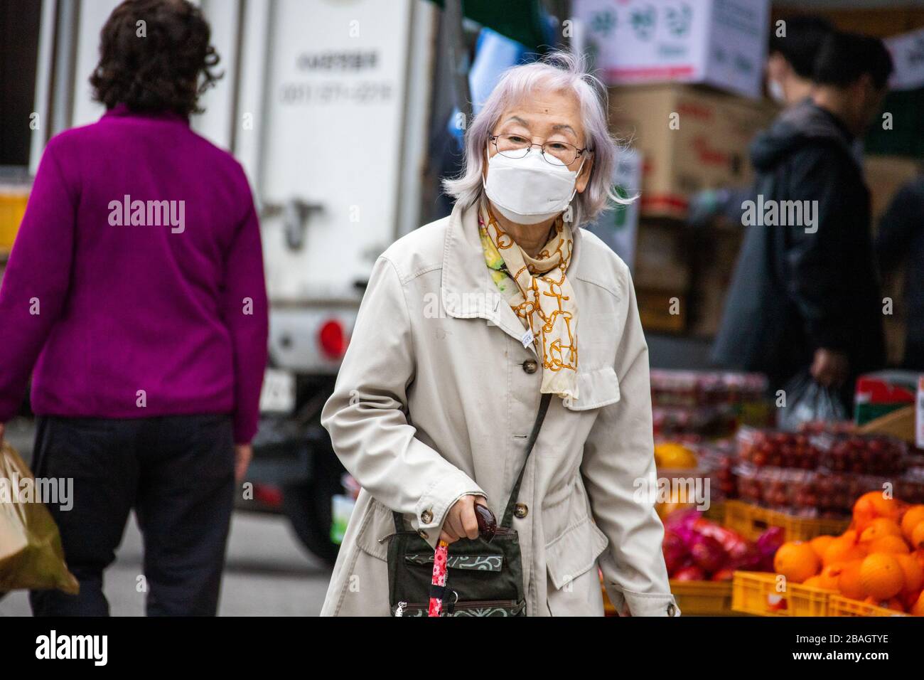 Donna anziana che indossa una maschera durante la pandemia di Coronavirus, Seoul, Corea Foto Stock