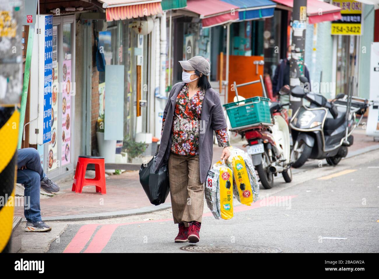 Donna che indossa una maschera, shopping per il cibo durante la pandemia di Coronavirus, Seoul, Corea Foto Stock