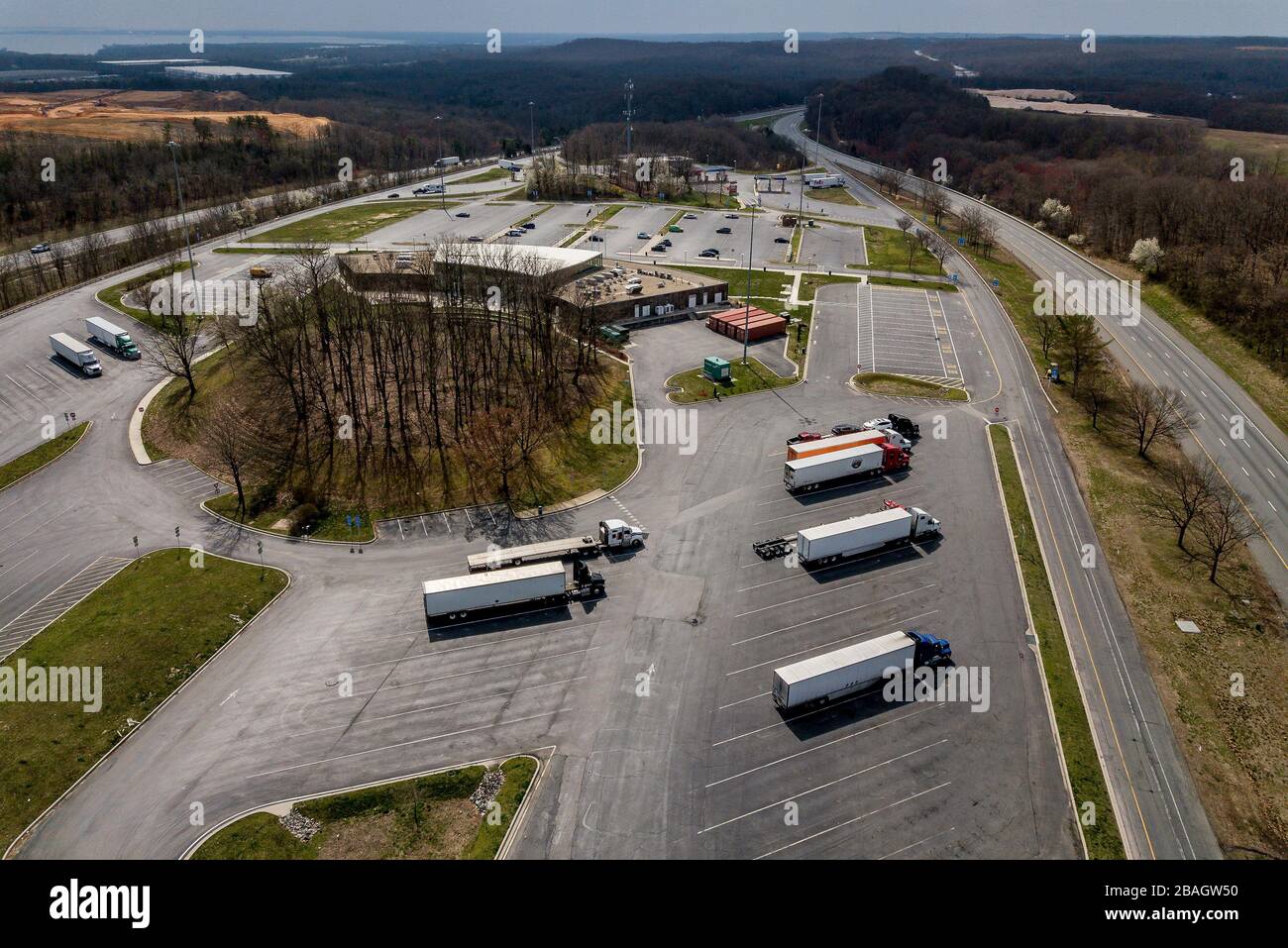 Nord-est, MD, Stati Uniti. 27 marzo 2020. 27 marzo 2020: La fermata di riposo della Chesapeake House si trova per lo più vuota, con più rimorchi di trattori parcheggiati rispetto alle auto e ai camion. Con gli ordini di soggiorno a casa, le quarantene e le richieste di rimanere a casa in tutto il paese, le soste di riposo hanno riaperto per consentire ai camionisti di muoversi bene per mantenere gli americani forniti di essenziali. Al 27 marzo 2020 negli Stati Uniti sono stati registrati più di 100,000 casi di infezione da coronavirus, con oltre 1,500 decessi. Scott Serio/Eclipse Sportswire/CSM/Alamy Live News Foto Stock