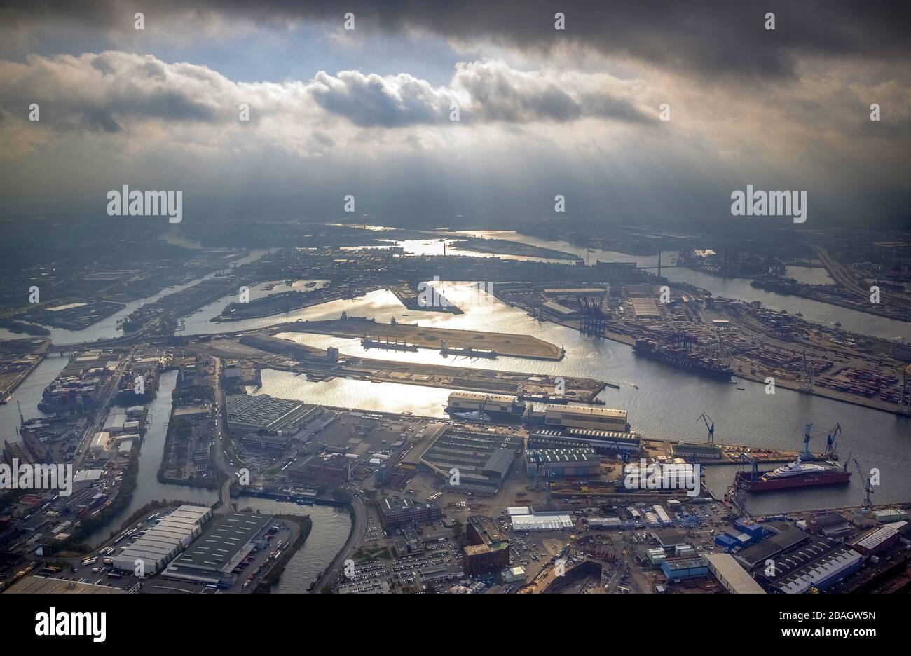 Porto di Amburgo con il cantiere navale Blohm + Voss, 30.10.2013, vista aerea, Germania, Amburgo Foto Stock