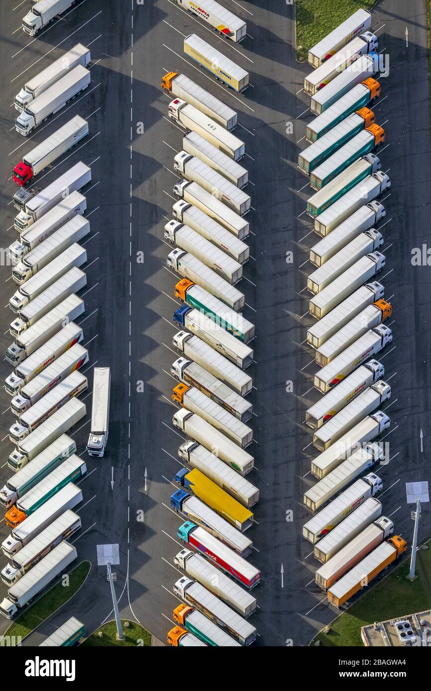 Parcheggio per camion a Kaufland Logistik Dortmund-Eving, 19.01.2014, vista aerea, Germania, Nord Reno-Westfalia, Ruhr Area, Dortmund Foto Stock