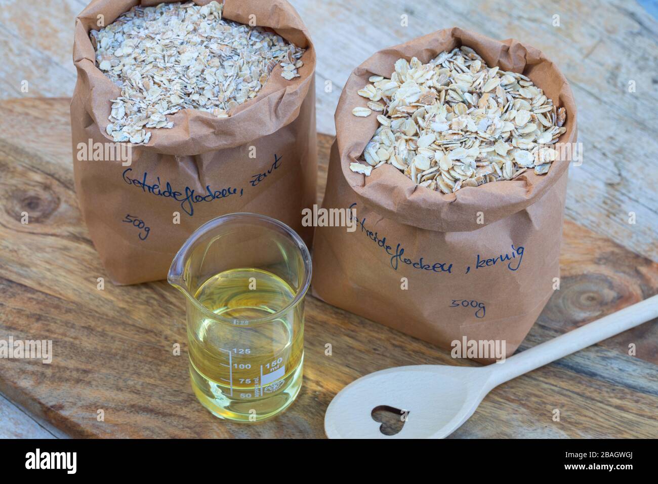 facendo seme di uccello con cereale ed olio, immagine di serie 1/4 Foto Stock