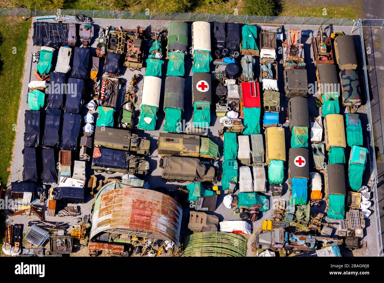Cantiere con mezzi militari tedeschi e veicoli ambulanza, Auto Service Gellings, 06.09.2019, vista aerea, Germania, Nord Reno-Westfalia, Ruhr Area, Voerde Foto Stock