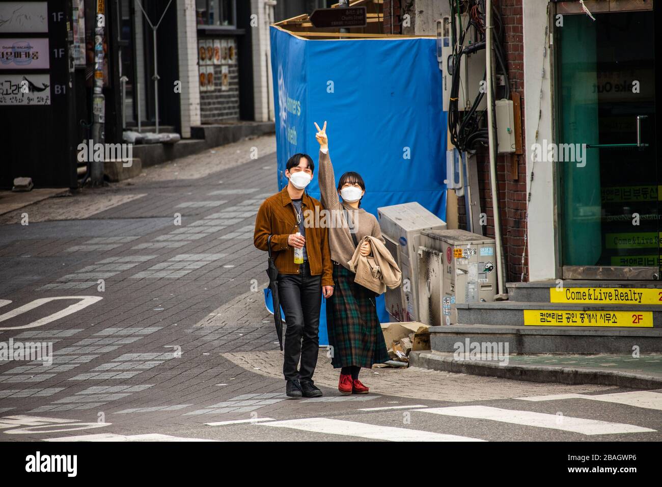 Attraente giovane coppia indossare maschere durante la pandemia di Coronavirus, Seoul, Corea Foto Stock