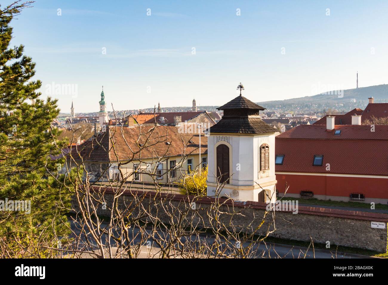 Vista della città di Sopron con torre Firewatch, il Padiglione Cinese 'Esernyos-haz', torre TV da Bessi-domb, Sopron, Ungheria Foto Stock