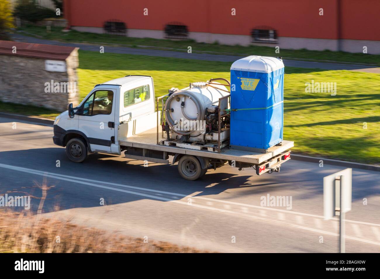 Trasporto di camion consegna Bio-box mobile wc, Sopron, Ungheria Foto Stock