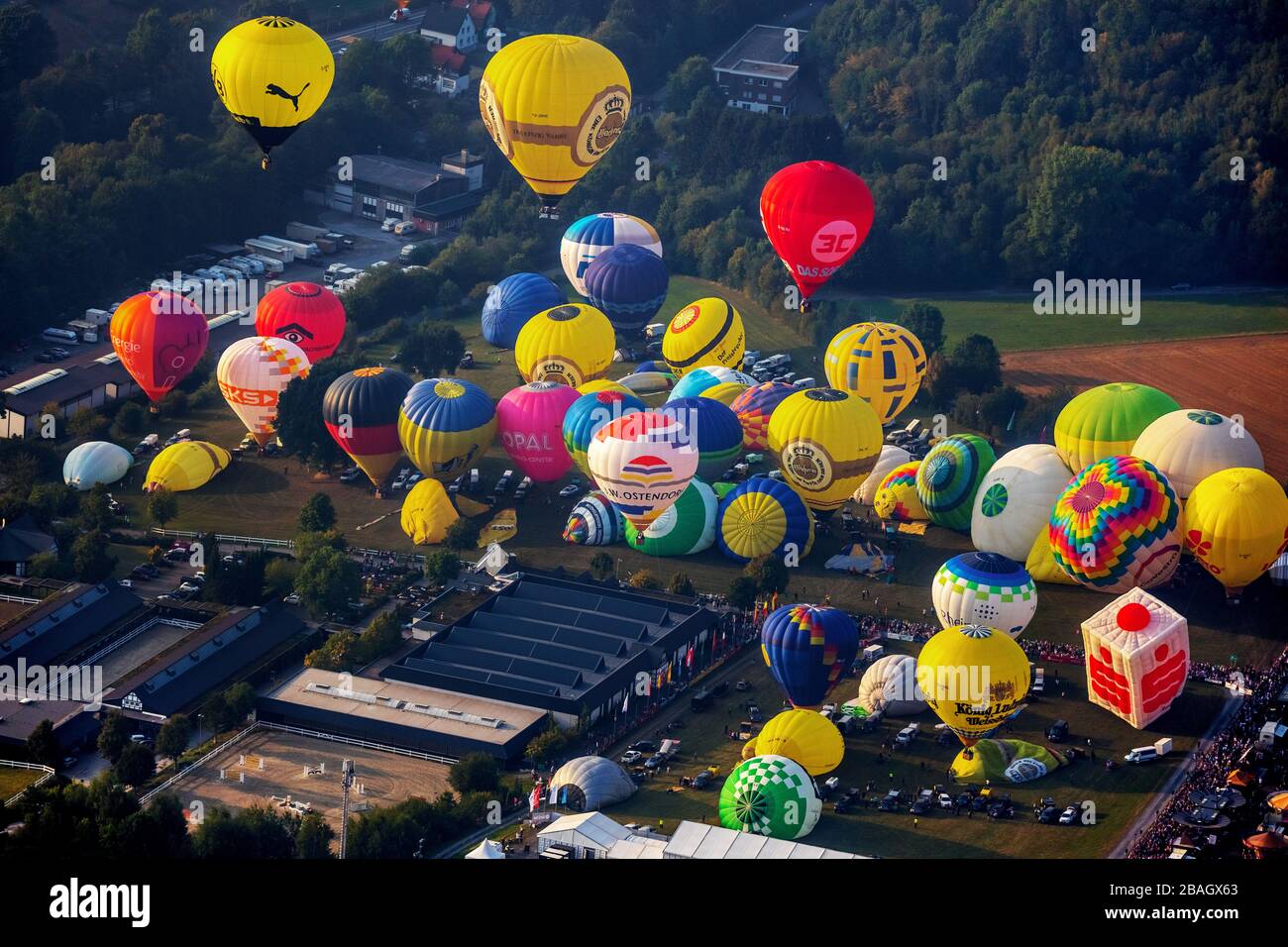 Incontro con mongolfiera, palloncini di partenza, Montgolfiade internazionale presso la fabbrica di birra Warstein, 30.08.2019, vista aerea, Germania, Nord Reno-Westfalia, Sauerland, Warstein Foto Stock