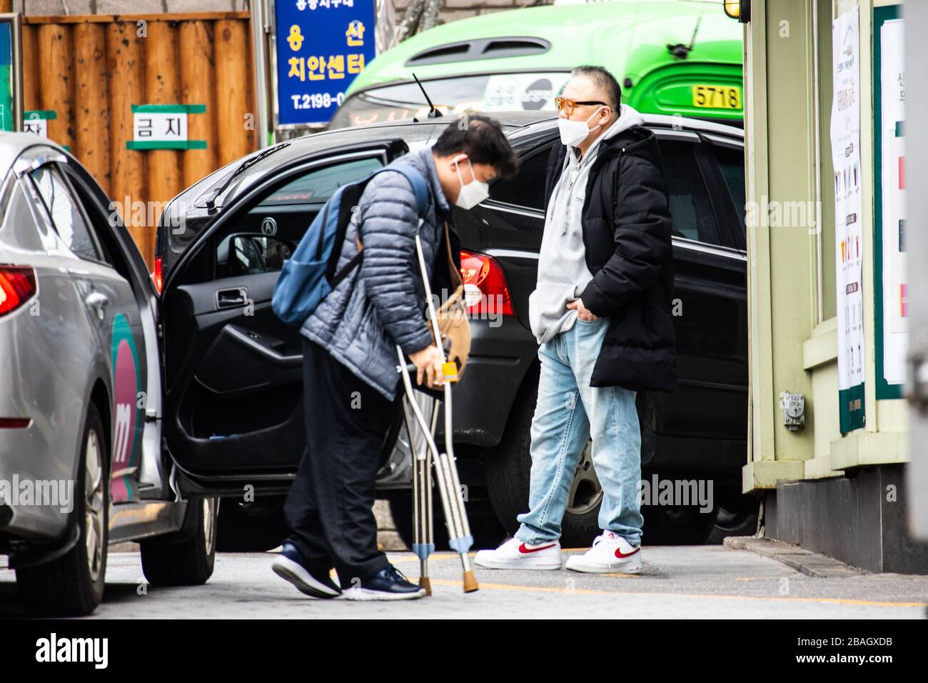 Uomini che indossano maschere protettive durante la pandemia di Coronavirus, Seoul, Corea Foto Stock
